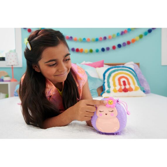 Polly Pocket Igel-Café Schatulle - Spielset mit 2 Puppen, 12 Accessoires und 9 Tieren, drehendes Igel-Rad, aufhängbarer Vogelkäfig und versteckte Snacks, für Kinder ab 4 Jahren, HRD37