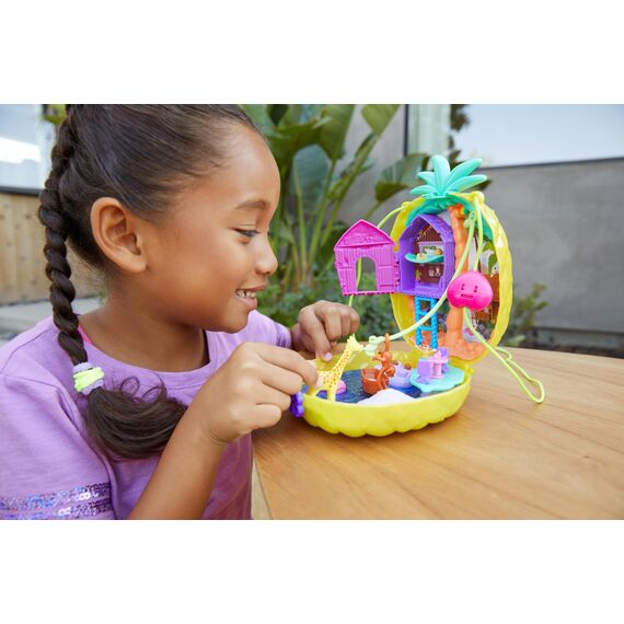 Polly Pocket GKJ64 - Ananas-Taschen-Schatulle, tragbar, mit 8 lustigen Funktionen, den kleinen Puppen Polly und Lila, 2 Zubehörteilen und Stickerbogen; Spielzeug für Kinder ab 4 Jahren