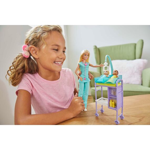 Barbie You Can Be Anything Serie, Baby Doctor, Puppe mit blondem Haar, Zwei Babys, Arztkleidung, Zubehör, 3 Puppen enthalten, Geschenk für Kinder, Spielzeug ab 3 Jahre,GKH23