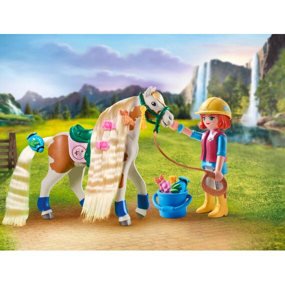 PLAYMOBIL Horses of Waterfall 71639 Ellie & Pferd mit Kreppeisen, inklusive Haarschmuck für kreative Pferdefrisuren und Zwei echten Silikon-Armbändern, nachhaltiges Spielzeug für Kinder ab 5 Jahren