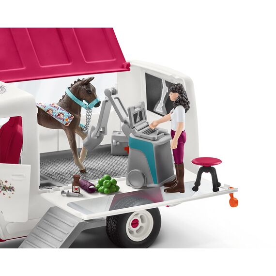 SCHLEICH 42535 Abenteuer mit Auto und Pferdeanhänger & 42439 Mobile Tierärztin mit Hannoveraner Fohlen , für Kinder ab 5-12 Jahren, Horse Club - Spielset