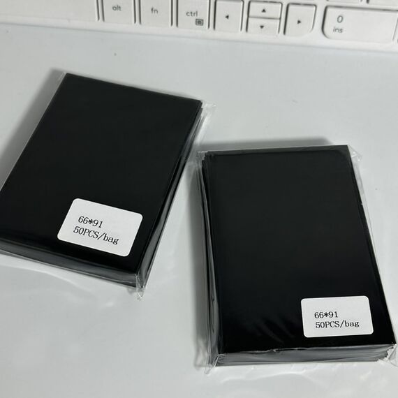 Diompirux 300 Stück 66 x 91mm Premium Kartenhüllen, Pocket Pages für Tauschkarten, Schwarze Sportkarten Schutzhüllen, Praktischen Taschen für Sammler, für Trading Cards, Pokemon, Münzen, MTG