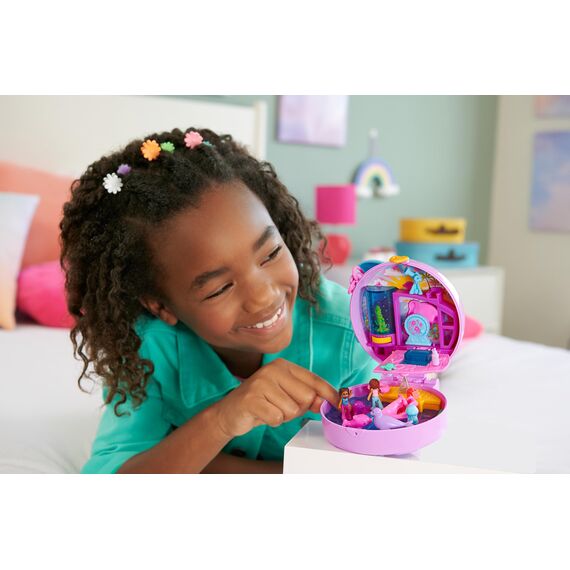 Polly Pocket Puppen und Spielset, Delfin Retten und Spielen Schatulle, Tierspielzeug mit 2 kleinen Puppen und Meerestieren, Zubehörteile rund um das Thema Meer, HWN96