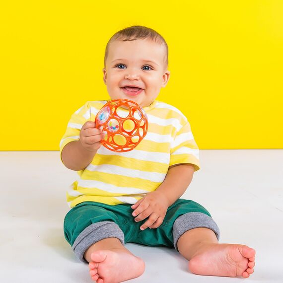 Bright Starts, Oball Rattle, Rot - Flexibles und leicht Greifbares Design, für Kinder Jeden Alters