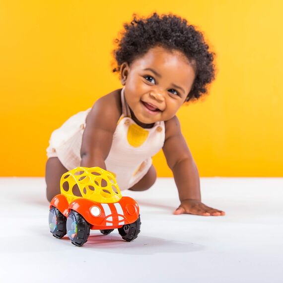 Bright Starts, Oball, Spielzeugauto mit Rassel, Motorikspielzeug für Babys und Kleinkinder ab 3 Monaten, 1 Stück, Zufälliger Farbe blau oder rot
