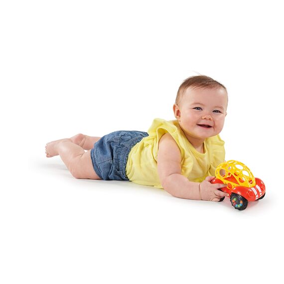 Bright Starts, Oball, Spielzeugauto mit Rassel, Motorikspielzeug für Babys und Kleinkinder ab 3 Monaten, 1 Stück, Zufälliger Farbe blau oder rot