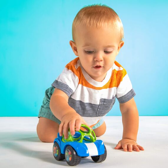 Bright Starts, Oball, Spielzeugauto mit Rassel, Motorikspielzeug für Babys und Kleinkinder ab 3 Monaten, 1 Stück, Zufälliger Farbe blau oder rot