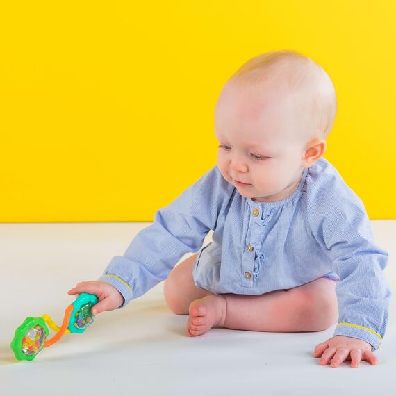 Bright Starts, Rassel, bunt, strukturierter Griff ist leicht zu greifen, mit bunten Perlen, lichtreflektierend