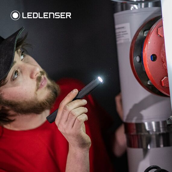 Ledlenser W2 Work Stablampe LED Werkstatt | KFZ Lampe 160 Lumen | LED Baulampe mit Batterien | 20 Stunden Leuchtdauer | Werkstattlampe | Lampe zum Arbeiten batteriebetrieben | Arbeitsleuchte aufladbar