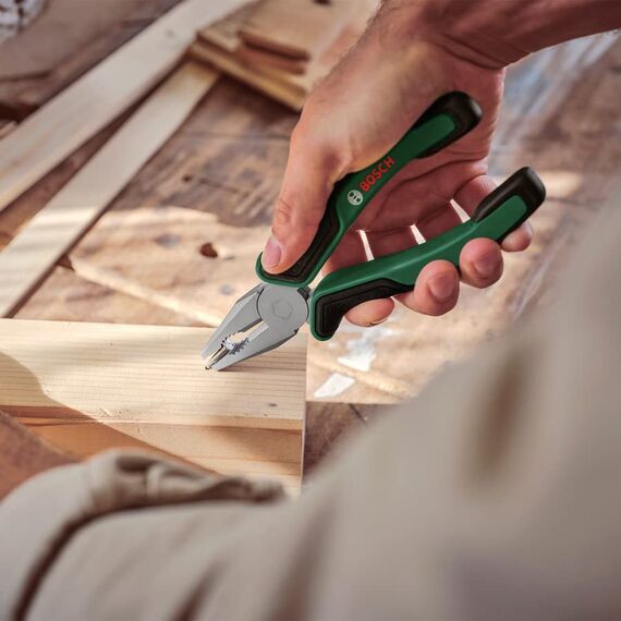 Bosch Universal-Handwerkzeug-Set, 25-teilig (vielseitiges Werkzeug-Set für allgemeine Arbeiten rund ums Haus; Klappmesser; Kombizange; Maßband; Wasserwaage und mehr) - Amazon Edition