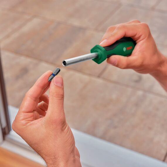 Bosch Easy Starter Handwerkzeug-Set, 14-teilig (Einstiegs-Werkzeug-Set für allgemeine Haushalts- und Heimwerkerarbeiten; Kombizange, Schraubendreher, Cuttermesser, Hammer; 10 Bits)