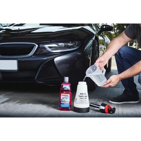 SONAX XTREME RichFoam Shampoo (1 Liter) Schaum/Snow Foam Shampoo erzeugt dichten, langhaftenden & schmutzlösenden Schaumteppich, ph-neutral, Berry-Duft | Art-Nr. 02483000