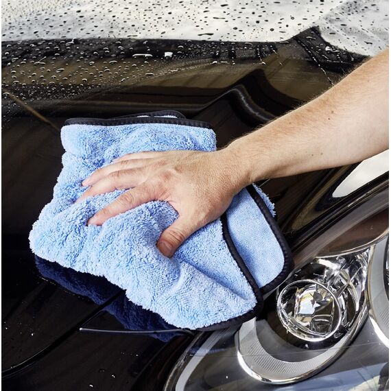 SONAX AutoShampoo Konzentrat (5 Liter) löst den Schmutz ohne die Wachs-Schutzschicht auf dem Lack anzugreifen | Art-Nr. 03145000