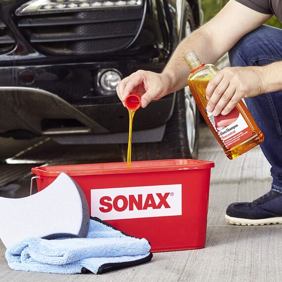 SONAX GlanzShampoo Konzentrat (1 Liter) durchdringt und löstr Schmutz gründlich, ohne Angreifen der Wachs-Schutzschicht | Art-Nr. 03143000