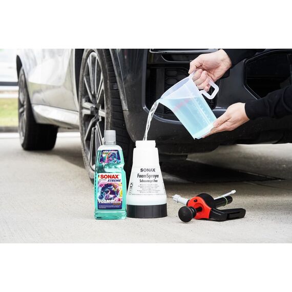 SONAX XTREME FoamInvasion Schaumshampoo Sonderedition (1 Liter) mit kraftvoller Schmutzlösung | Art-Nr. 02483410