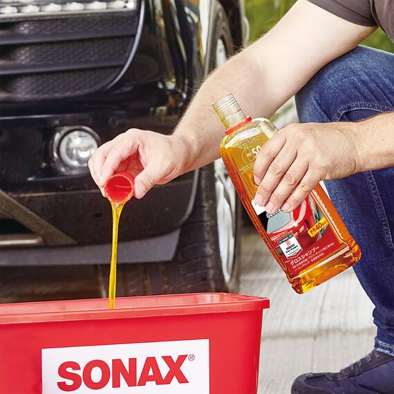 SONAX GlanzShampoo Konzentrat (1 Liter) durchdringt und löstr Schmutz gründlich, ohne Angreifen der Wachs-Schutzschicht | Art-Nr. 03143000 (Packung mit 2)