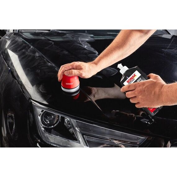 SONAX Polish+Wax Color schwarz (500 ml) Politur mit schwarzen Farbpigmenten und Wachsanteilen | Art-Nr. 02961000