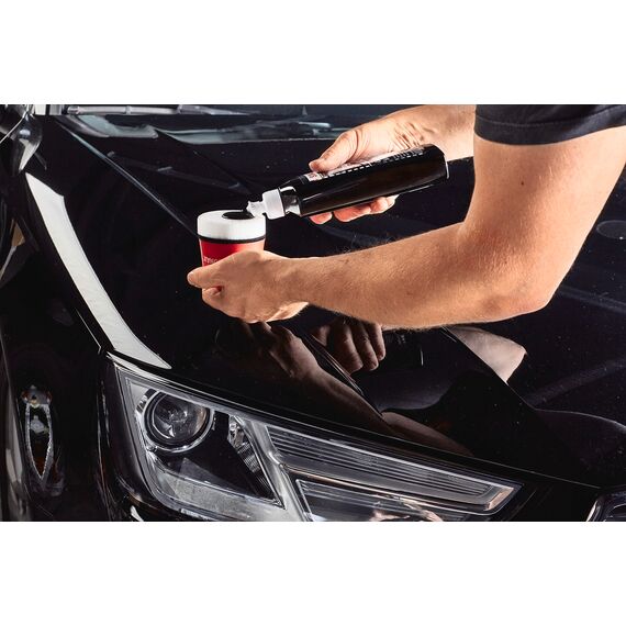 SONAX Polish+Wax Color schwarz (250 ml) Mittelstarke Politur für neuwertige und leicht matte Lacke mit Farbpigmenten und Wachsanteilen | Art-Nr. 02961410