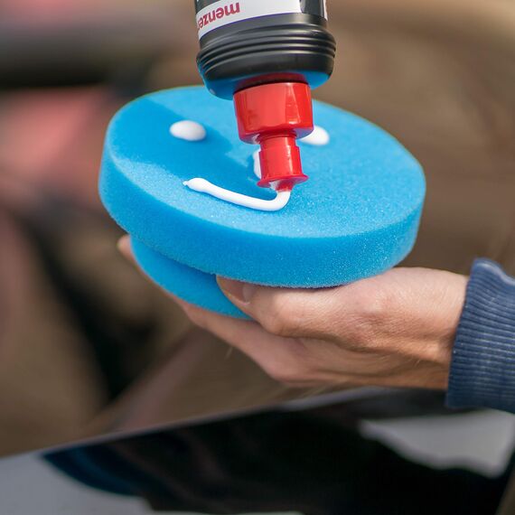 detailmate Autopflege - Made in Germany - Handpolierschwamm - Medium Cut Foam, blau, Ø 130/50mm aus Premium Schaumstoff für Handpolitur/Wachse/Applikator für Pflegeprodukte auf Kunstoff, Reifen