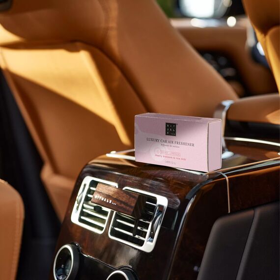 RITUALS Auto Parfüm Sakura Car Air Freshener – Auto Duft mit Kirschblüten und Reismilch Aroma – Auto Lufterfrischer mit eleganter Holzhalterung Weiß - Sakura– 6 g