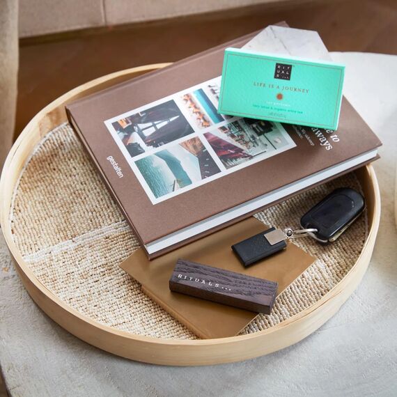 RITUALS Parfüm Karma Auto Lufterfrischer – Duft mit Lotus und weißem Tee – Elegante Holzhalterung – 6 g