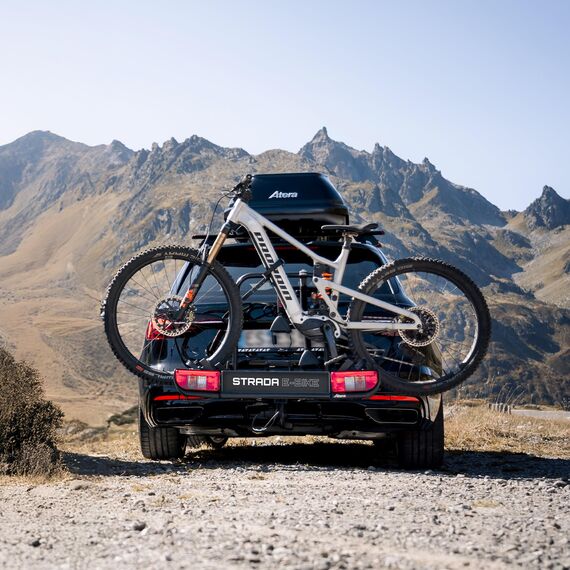 Atera 022696 PKW Fahrradträger Strada E-Bike XL, Auto-Kupplungsträger extrabreit mit Rückleuchten - für 2 Fahrräder, silber