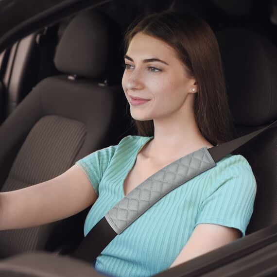 URAQT Gurtpolster Auto Kinder, 4 Stück Auto Sicherheitsgurt Schulterpolster Gürtelkissen Schutzkissen und Samtbeutel Groß für mehr Komfort auf der Reise (C)