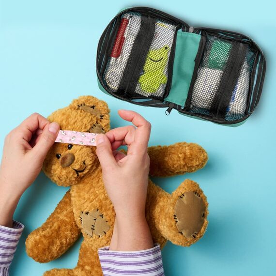 FLEXEO Erste Hilfe Set Kinder, Reiseapotheke Kinder gefüllt mit 47 Inhaltsteilen, Schere, Erste Hilfe Tasche Baby für unterwegs, Notfallset mit Fingerpuppe und Tapferkeitsstickern, Notfalltasche