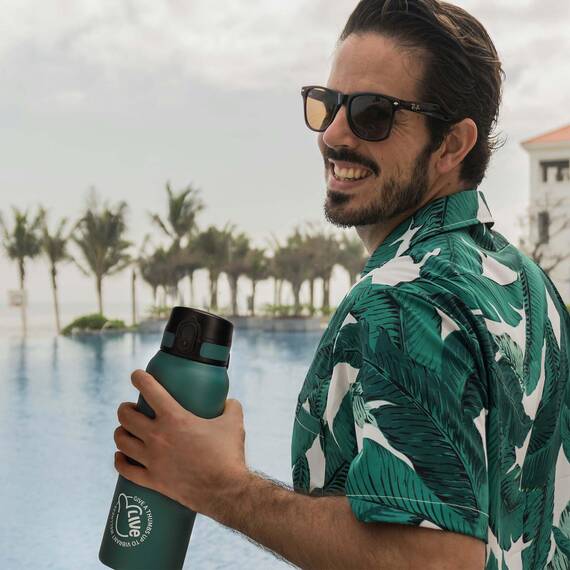 UZSPACE Edelstahl Trinkflasche 1l (970ml), Isolierte Thermosflasche mit 1-Klick-Öffnung, 100% Auslaufsicher, Sport Wasserflasche für Wandern Sport Fitness Gym Outdoor, Waldgrün