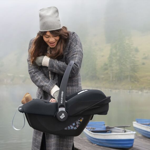 Maxi-Cosi CabrioFix i-Size, Babyschale, 0–12 Monate, max. 12 kg, leichter i-Size Kindersitz (3,2 kg), Sonnenverdeck, gepolsterter Sitz, für viele Maxi-Cosi Kinderwagen, Essential Green
