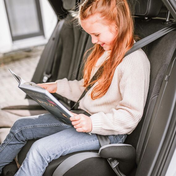 babyGO Sitzerhöhung Booster nach neuer I-Size Norm - Kindersitzerhöhung - Kindersitz/Autositz für Kinder (125-150 cm) Schwarz
