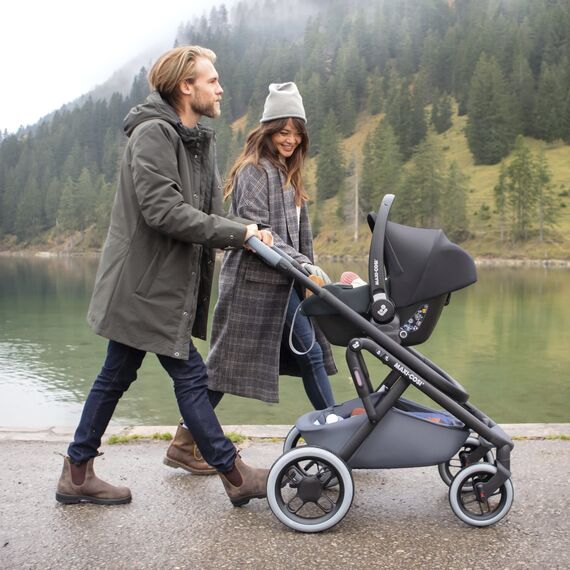 Maxi-Cosi CabrioFix i-Size, Babyschale, 0–12 Monate, max. 12 kg, leichter i-Size Kindersitz (3,2 kg), Sonnenverdeck, gepolsterter Sitz, für viele Maxi-Cosi Kinderwagen, Essential Green