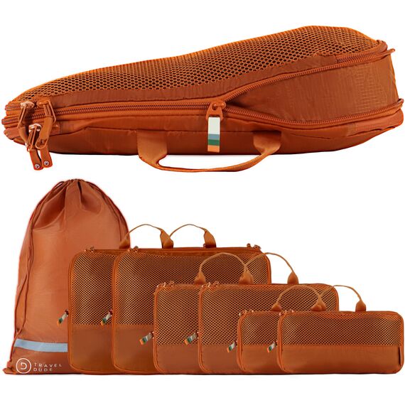 TRAVEL DUDE Packwürfel Set mit Kompression aus recycelten Plastikflaschen, Leichte Packing Cubes, Packtaschen Set für Rucksack und als Koffer Organizer, Zubehör (Burnt Orange, 7-teiliges Set)