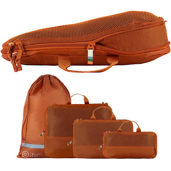 TRAVEL DUDE Packwürfel Set mit Kompression aus recycelten Plastikflaschen, Leichte Packing Cubes, Packtaschen Set für Rucksack und als Koffer Organizer, Zubehör (Burnt Orange, 4-teiliges Set)