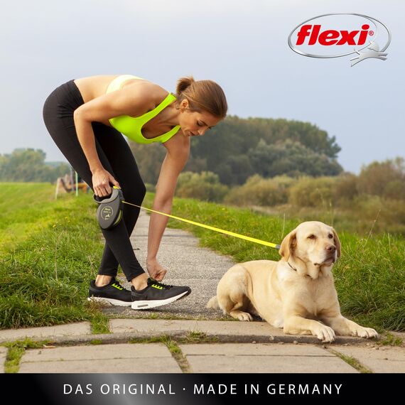flexi® Giant S/M | 8m Gurt Roll-Leine für Hunde bis 25 kg | schwarz/neon-gelb | ausziehbare Hundeleine | Gewicht 438.4 gr | Maße 15.3 x 19.2 cm