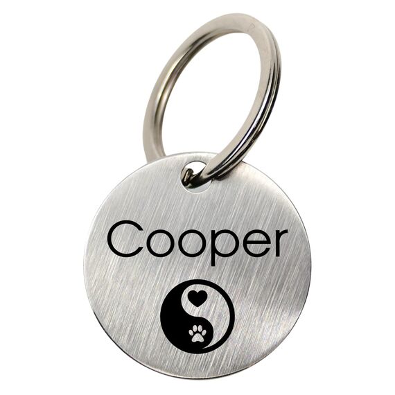 WIENS3D Hundemarke mit Gravur - Personalisiert mit Name - 30mm Namensschild für Halsband Anhänger Marke für Hunde - mit Symbolauswahl - Tiermarke für Hunde, Katzen & Welpen (30 mm_Model_2)