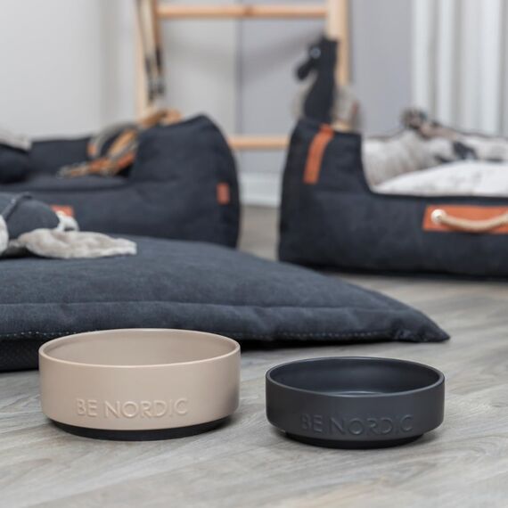 TRIXIE Hundenapf aus Keramik BE NORDIC 1200 ml taupe - moderner Fressnapf für große Hunde ø 18 cm Keramiknapf mit rutschfester Gummierung - 24527