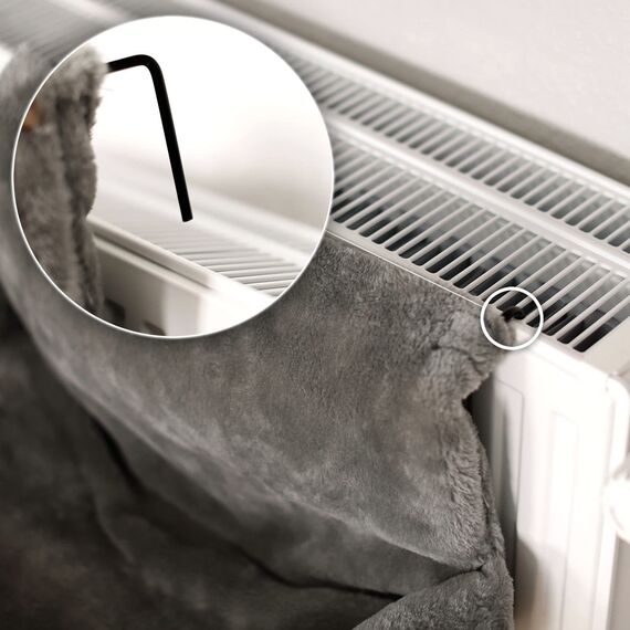 lionto Katzenheizungsliege mit kuscheligem Plüschbezug, warmes Katzenbett zum Einhängen mit Metallhaken für alle gängigen Heizungen, waschbare Katzenhängematte aus gemütlichem Material, dunkelgrau