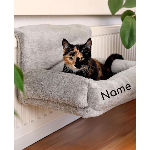 lionto Katzenheizungsliege mit kuscheligem Plüschbezug, Katzenbett zum Einhängen mit Metallhaken für alle gängigen Heizungen, waschbare und gemütliche Katzenhängematte, hellgrau (Namensaufdruck)