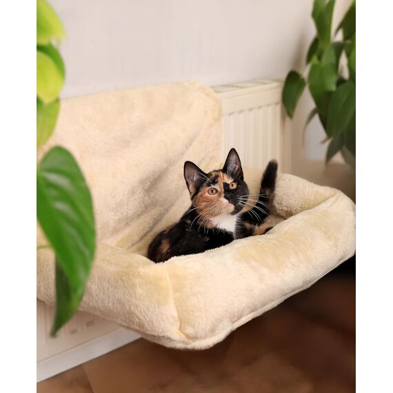 lionto Katzenheizungsliege mit kuscheligem Plüschbezug, warmes Katzenbett zum Einhängen mit Metallhaken für alle gängigen Heizungen, waschbare Katzenhängematte aus gemütlichem Material, beige