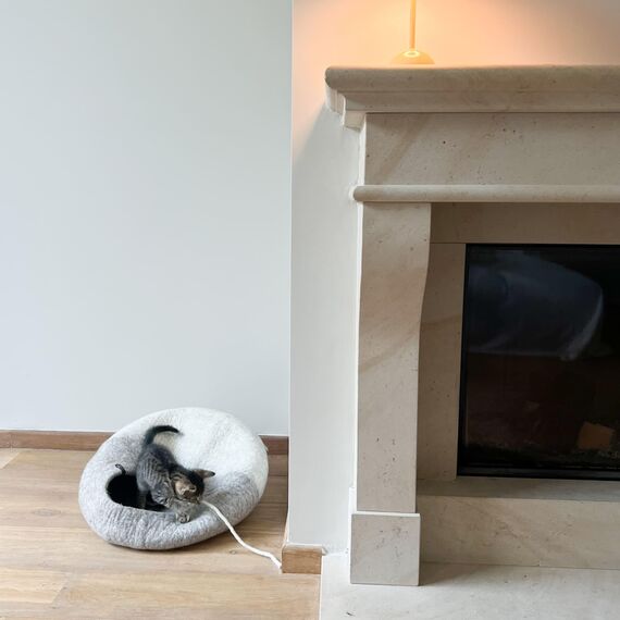 LucyBalu® Premium Katzenhöhle aus Filz | Natürliches Katzenbett aus 100% Flauschiger Wolle | Filzhöhle für Katzen handgefertigt in Nepal | Kuschelhöhle für Katzen | 45x45x28 cm | Hellgrau/Weiß