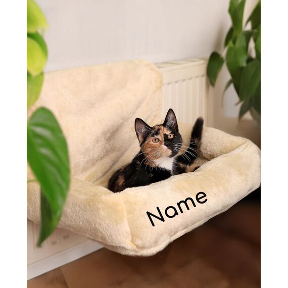 lionto Katzenheizungsliege mit kuscheligem Plüschbezug, Katzenbett zum Einhängen mit Metallhaken für alle gängigen Heizungen, waschbare und gemütliche Katzenhängematte, beige (Namensaufdruck)
