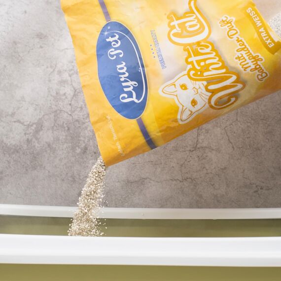 Lyra Pet® | 30 Liter White Cat Katzenstreu | Mit Babypuder Duft | Feines Klumpstreu | 350% Saugkraft | Naturprodukt aus Bentonit | Stark Klumpend | Saubere Wohnung | Neutralisiert Gerüche | Staubarm