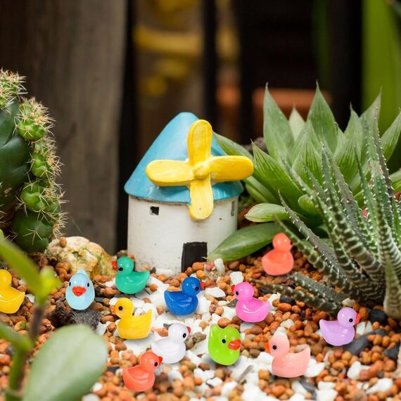 DIYDEC 200 Stück Mini Enten Harz, 10 Farben Mini Duck Figuren Miniatur Enten kleine Bunte Enten für Dekoration von Miniatur-Landschaftsgärten, Bonsai, Fischbecken und Aquarien verwendet.