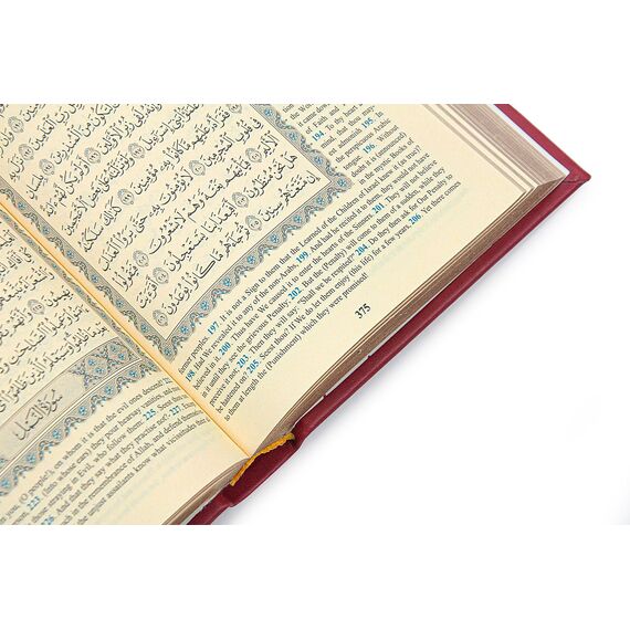 Ihvan Online Muslimisches Gebetsgeschenk-Set für Hadsch und Umrah, Teppich, Matte, Perlen Taasbih, Heiliger Koran, Übersetzt Englisch, Islamisches Set für Ramadan & Eid, Rot