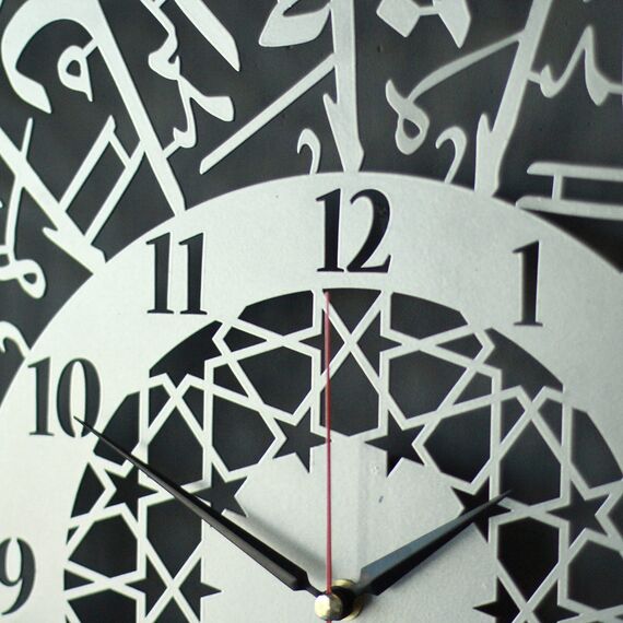 iwa concept Surah Al Ikhlas Islamische Wanduhr aus Metall | Islamische Ramadan-Wanddekorationen | Moderne muslimische Einweihungsgeschenk | arabische Kalligraphie | Koran-Wandkunst (Silber