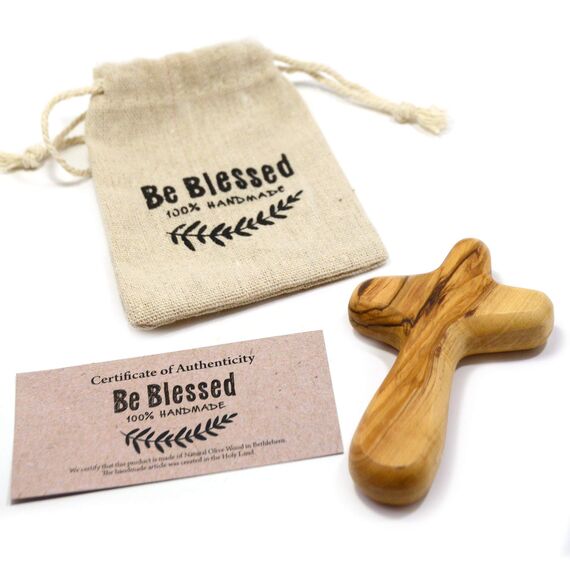 MIZZE Made for Luck 10 cm handgefertigt in Bethlehem handgefertigte Olivenholz Comfort Holding Cross in Beutel