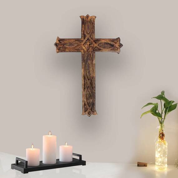 Ajuny Holzwandkreuz Kruzifix Zum Aufhängen – Handgeschnitzt mit Keltischem Muster, Antik Verbranntes Vintage-Finish – Christliche Wanddeko für Zuhause, Büro & Kirche, Geschenk – 25,4 X 15,2 cm