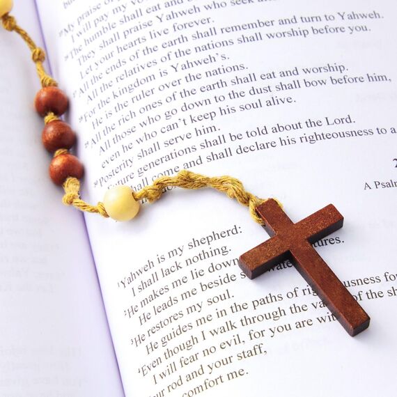 Genie Crafts Kleine Kreuz-Anhänger aus Holz (Set, 50 Stück) – Ideal zum Basteln, als Kettenanhänger, Schlüsselanhänger - Dekoration Zuhause, in Schule und Büro - Braun, 3 x 4,4 cm