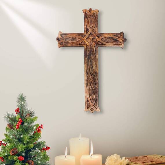 Ajuny Holzwandkreuz Kruzifix Zum Aufhängen – Handgeschnitzt mit Keltischem Muster, Antik Verbranntes Vintage-Finish – Christliche Wanddeko für Zuhause, Büro & Kirche, Geschenk – 25,4 X 15,2 cm